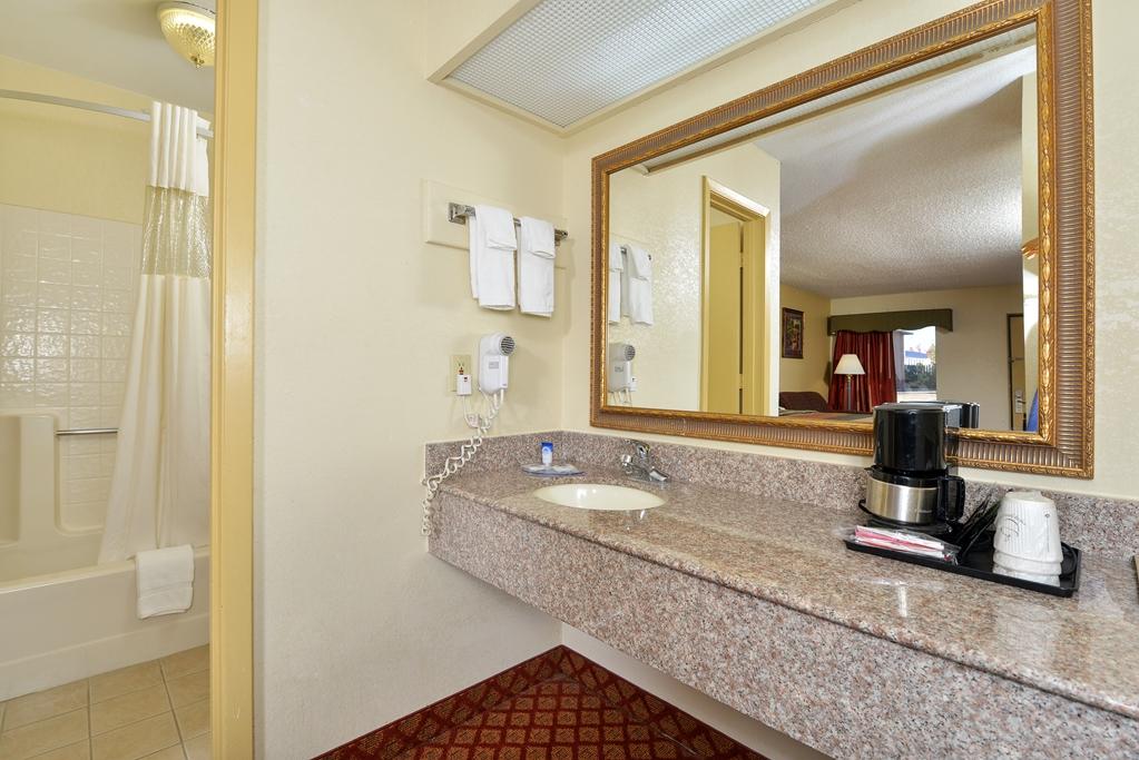 Americas Best Value Inn - Брукгейвен Екстер'єр фото